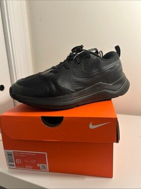 Nike Kids 6.5 Black Athletic Sneakers